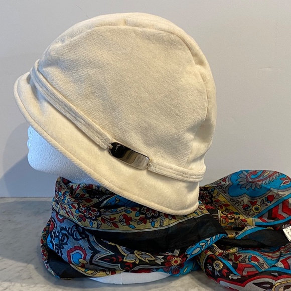 Cream Velvet Hat - Picture 1 of 7